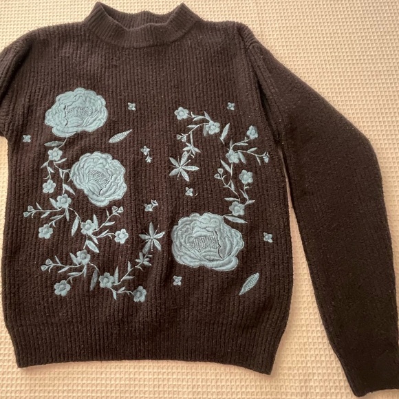 Who What Wear Sweaters - Fuzzy Embroidered Pullover Sweater Size Small Who What Wear Brand A7
